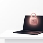 Ilustración de un candado rosado sobre una laptop que representa la seguridad de la cuenta de ChatGPT